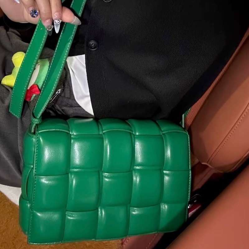 葆蝶家/Bottega Veneta 深綠色五格羊皮 編織枕頭包小方包斜挎包-0