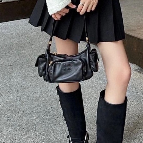 繆繆/Miu Miu 黑色機車pocket腋下單肩包