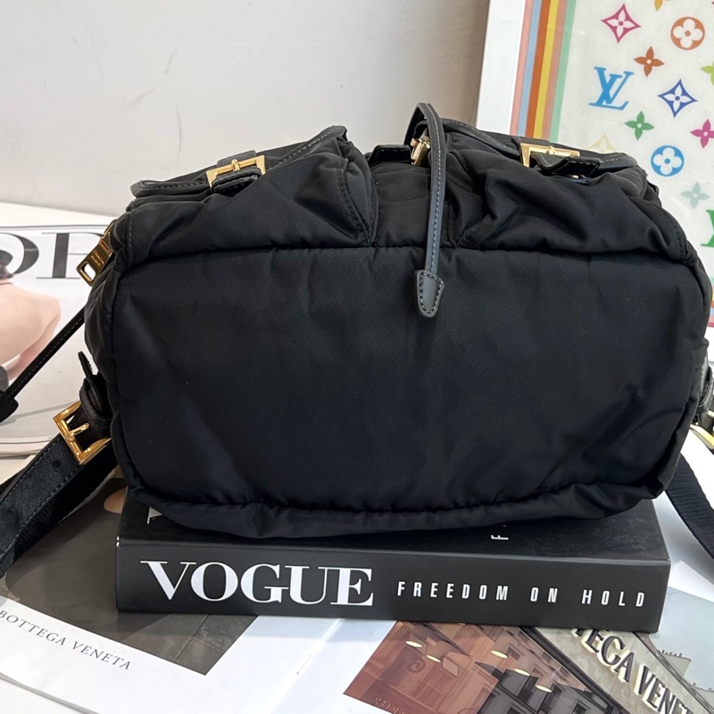 Prada 黑色降落傘尼龍雙肩包 底長27-4