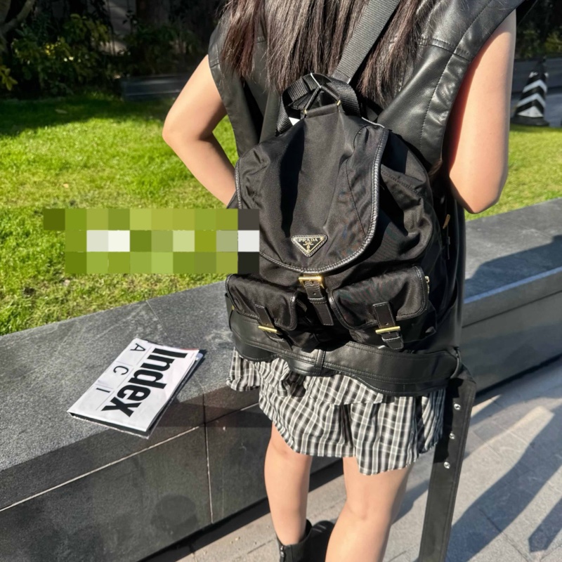Prada 黑色降落傘尼龍雙肩包 底長27-6