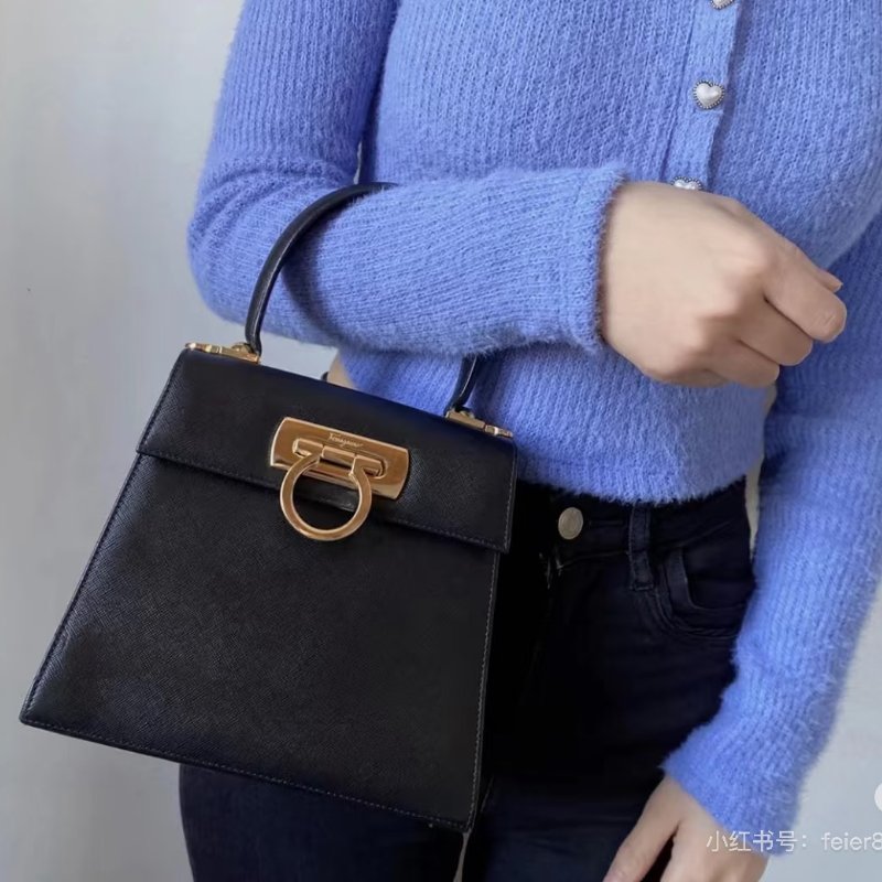 FERRAGAMO 黑色金扣小號 博物館手提斜背包20*18*9 98新配件塵袋-1