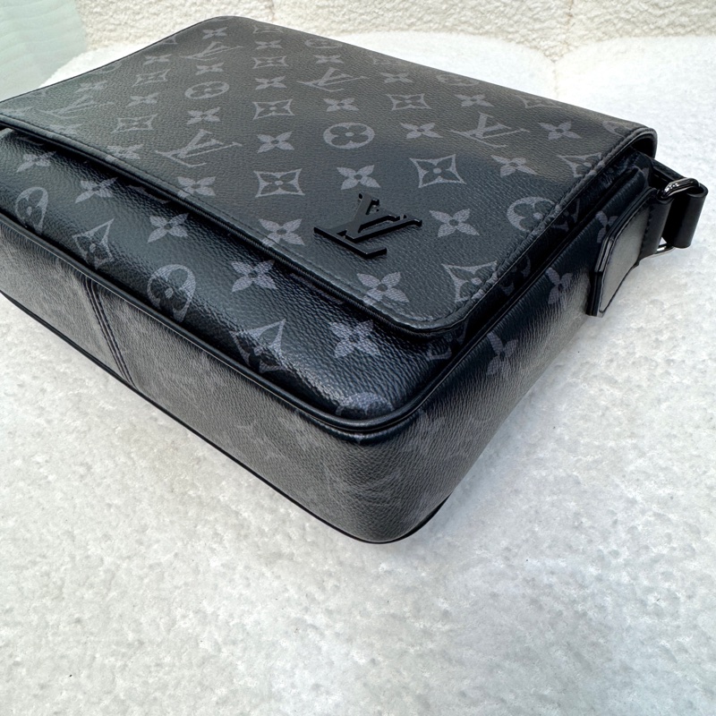 Louis Vuitton 路易威登 LV 黑灰色 Monogram Eclipse 老花 District PM 磁釦翻蓋側背包 斜背包 M46255-11