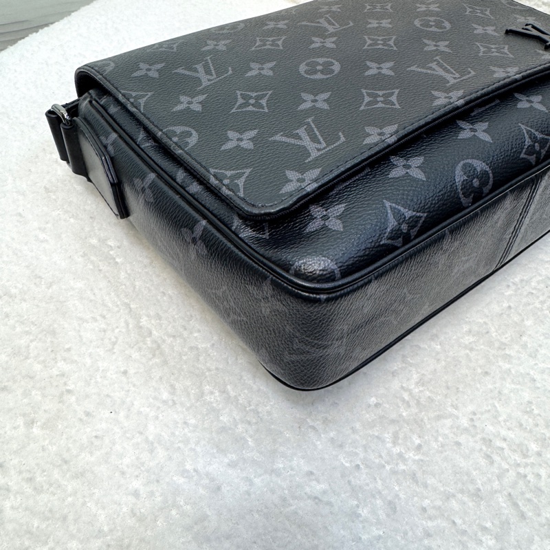 Louis Vuitton 路易威登 LV 黑灰色 Monogram Eclipse 老花 District PM 磁釦翻蓋側背包 斜背包 M46255-12