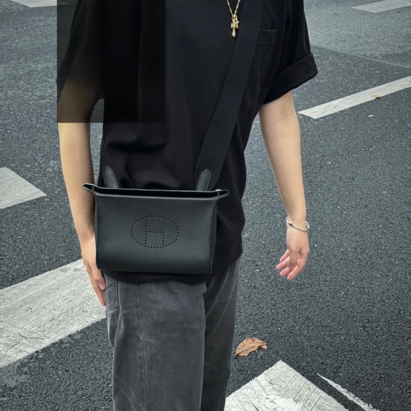 經典百搭 愛馬仕Hermès Videpoches 黑色Togo皮帆布背袋肩背包 H084283 簡約隨性靜奢美學 🖤-1