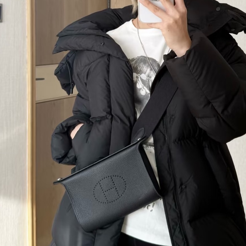經典百搭 愛馬仕Hermès Videpoches 黑色Togo皮帆布背袋肩背包 H084283 簡約隨性靜奢美學 🖤-3