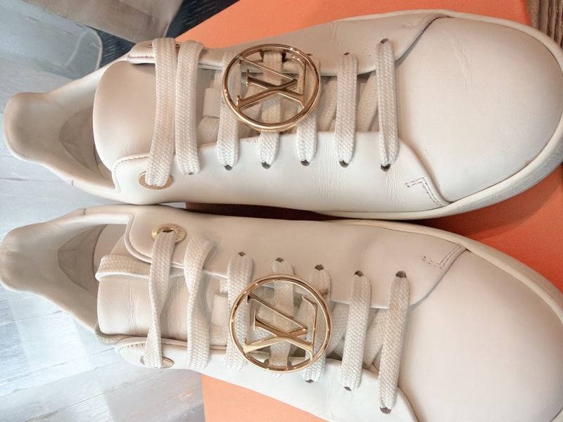 二手精品自賣❤️LV金屬釦Logo經典款小白鞋.休閒鞋👟35號-2