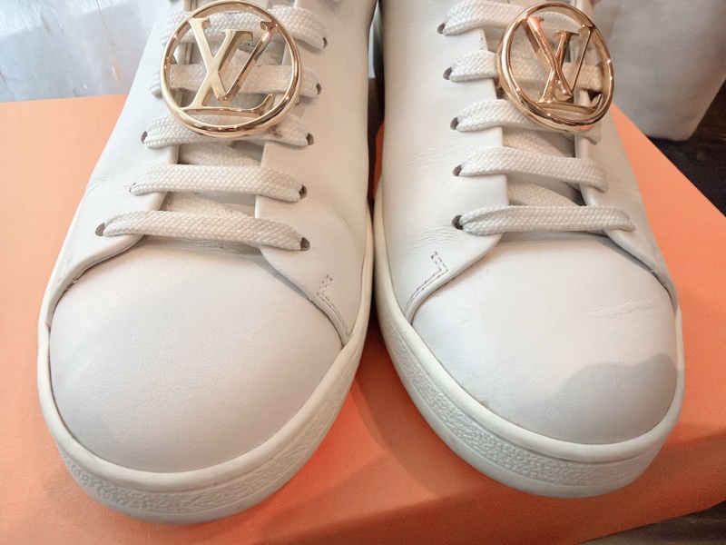 二手精品自賣❤️LV金屬釦Logo經典款小白鞋.休閒鞋👟35號-22