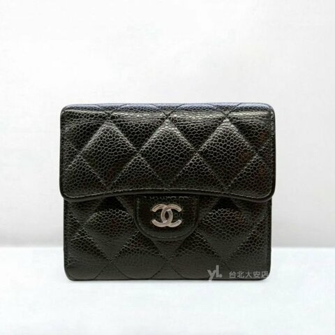 A13149-CHANEL 黑色荔枝皮銀扣下蓋三折短夾 AP0231