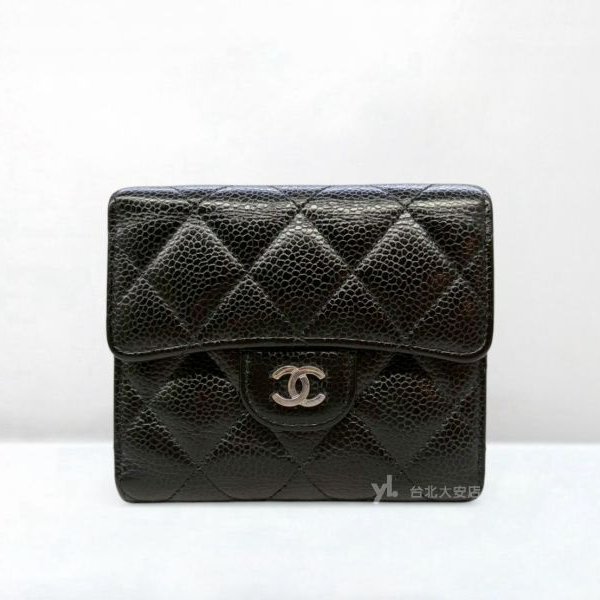 A13149-CHANEL 黑色荔枝皮銀扣下蓋三折短夾 AP0231-0