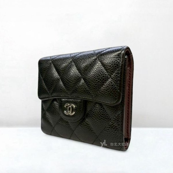 A13149-CHANEL 黑色荔枝皮銀扣下蓋三折短夾 AP0231-2