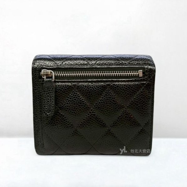 A13149-CHANEL 黑色荔枝皮銀扣下蓋三折短夾 AP0231-3