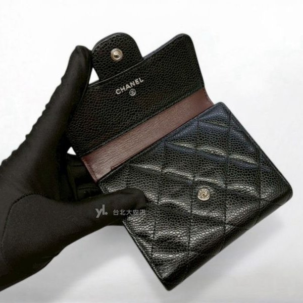 A13149-CHANEL 黑色荔枝皮銀扣下蓋三折短夾 AP0231-5