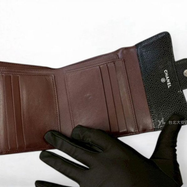 A13149-CHANEL 黑色荔枝皮銀扣下蓋三折短夾 AP0231-6
