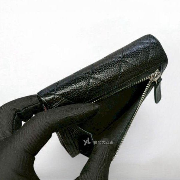 A13149-CHANEL 黑色荔枝皮銀扣下蓋三折短夾 AP0231-7
