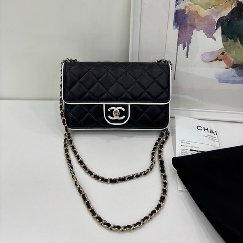 Chanel 香奈兒 25P系列 黑白熊貓漫畫方胖子，晶片有購證 閒置 尺寸12.5x19.5x3.5cm