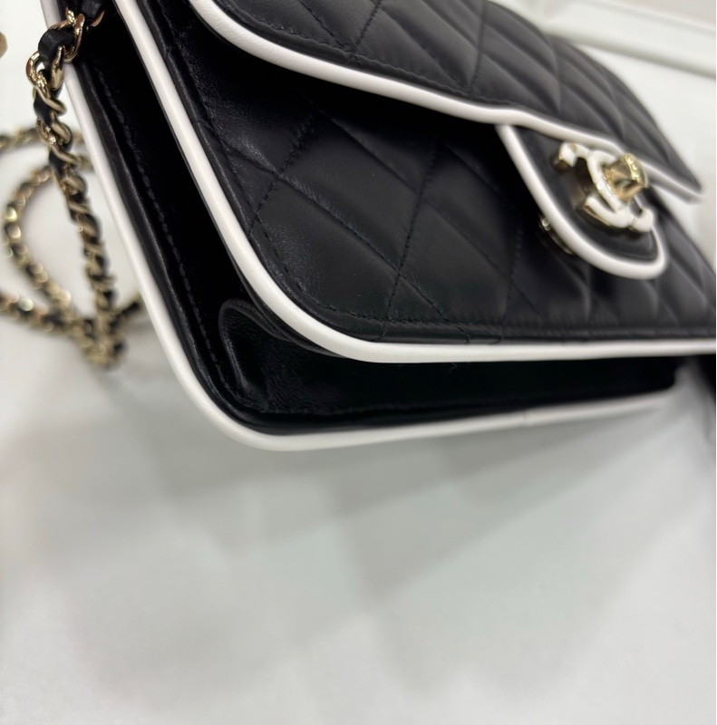 Chanel 香奈兒 25P系列 黑白熊貓漫畫方胖子，晶片有購證 閒置 尺寸12.5x19.5x3.5cm-8