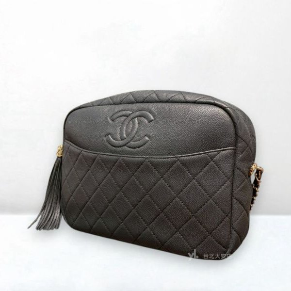 A13135-CHANEL 黑色荔枝牛皮金釦流蘇拉鍊相機包A57720-2