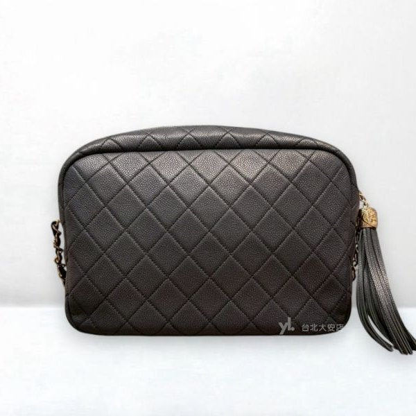 A13135-CHANEL 黑色荔枝牛皮金釦流蘇拉鍊相機包A57720-3