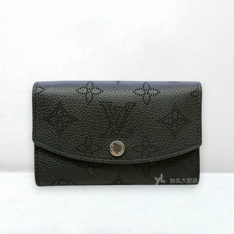 A13140-LV Anae 黑色雷射洞洞牛皮銀釦內拉鍊下蓋零錢包M64049