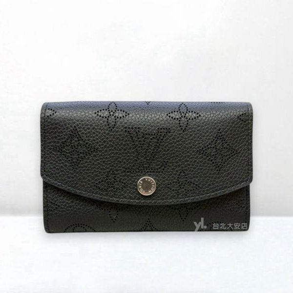 A13140-LV Anae 黑色雷射洞洞牛皮銀釦內拉鍊下蓋零錢包M64049-0