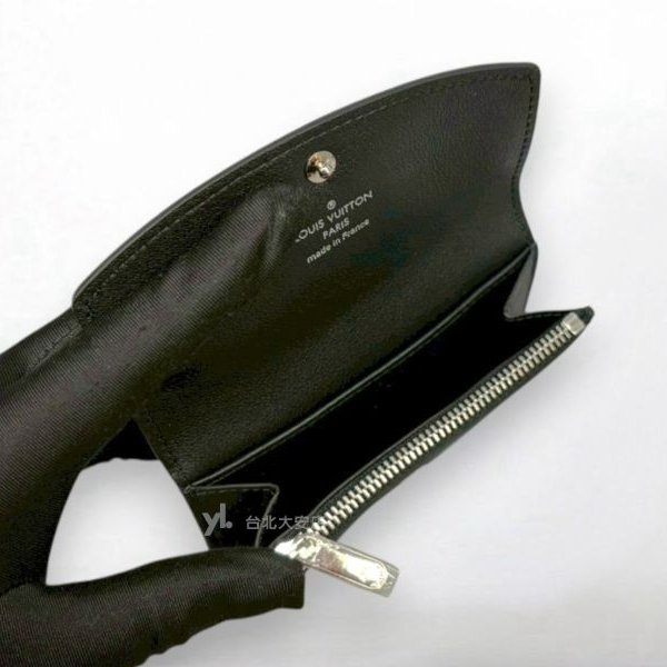 A13140-LV Anae 黑色雷射洞洞牛皮銀釦內拉鍊下蓋零錢包M64049-5