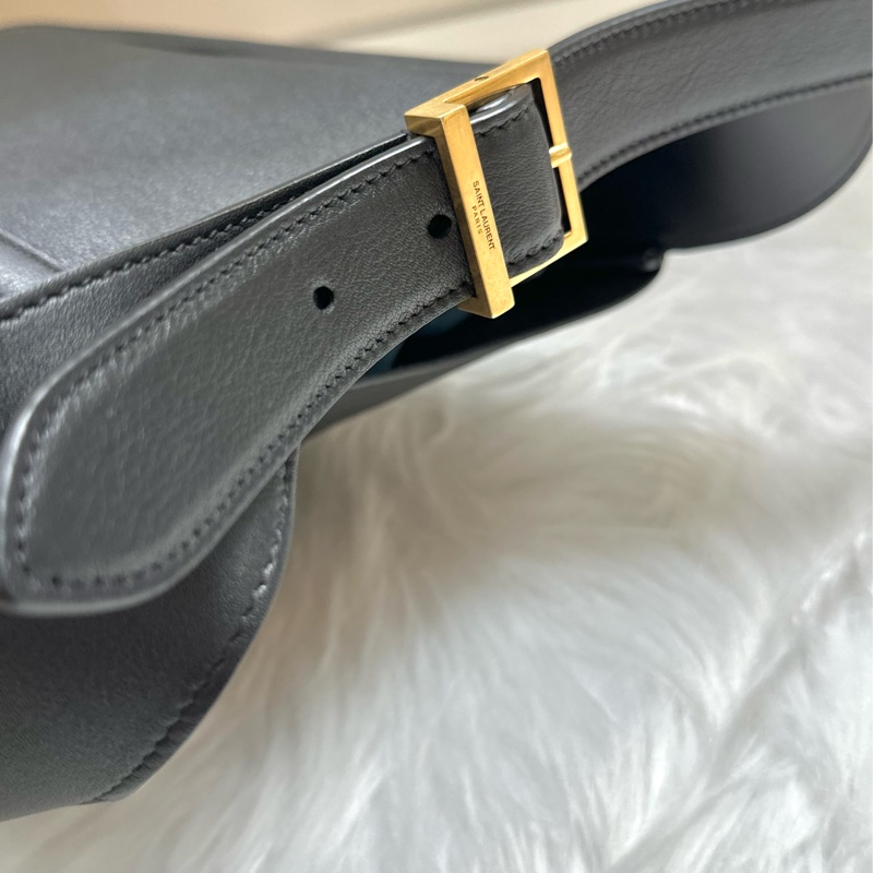 SAINT LAURENT YSL Le5A7 做舊金色Logo鈎扣開合 柔軟粒面牛皮 Hobo單肩包 small 小號 黑色-4