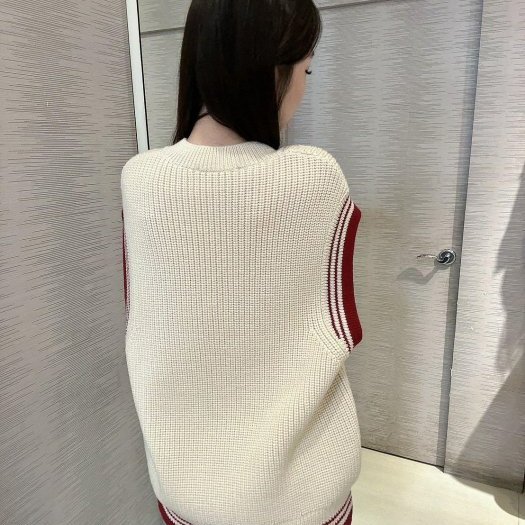 💎Han's house精品服飾💎AMI PARIS 愛心刺繡 針織 背心 可手水洗 義大利製 現貨 原價15000-9