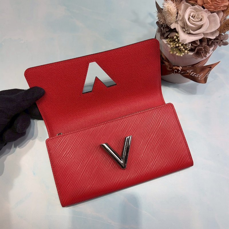 LV Twist水波紋皮革紅銀扣鎖長夾-3