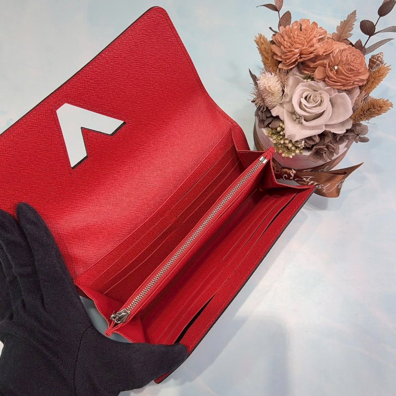 LV Twist水波紋皮革紅銀扣鎖長夾-4