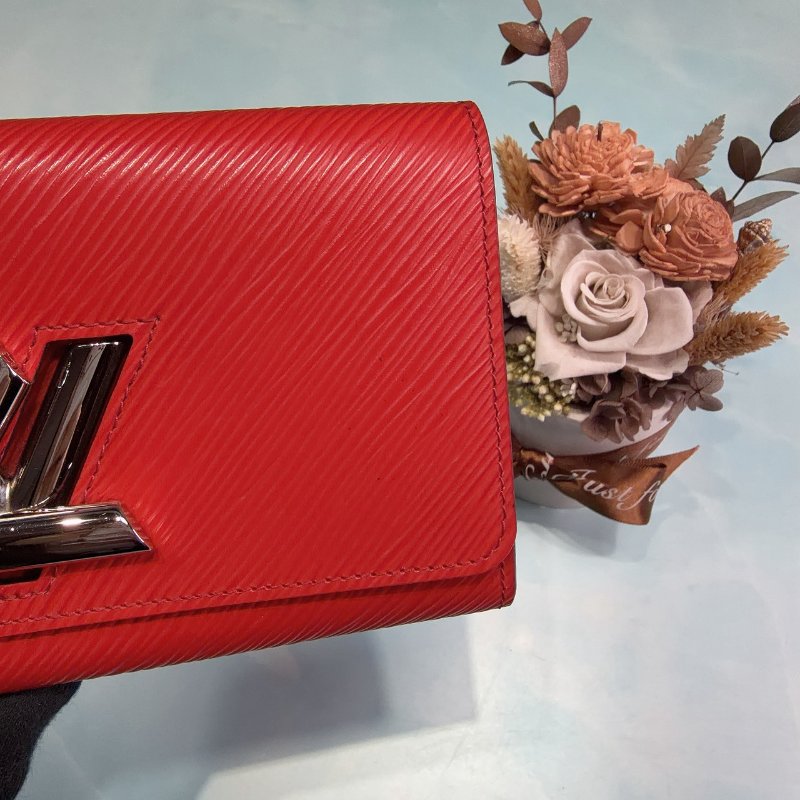 LV Twist水波紋皮革紅銀扣鎖長夾-6