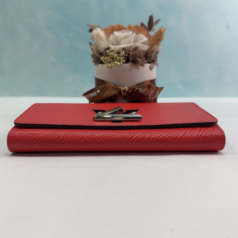 LV Twist水波紋皮革紅銀扣鎖長夾-7