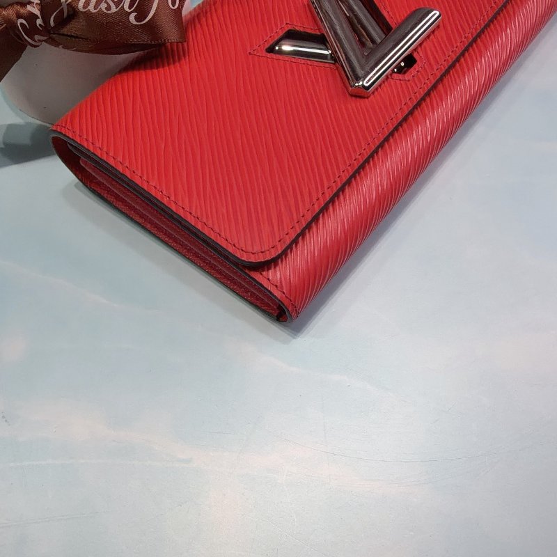 LV Twist水波紋皮革紅銀扣鎖長夾-8