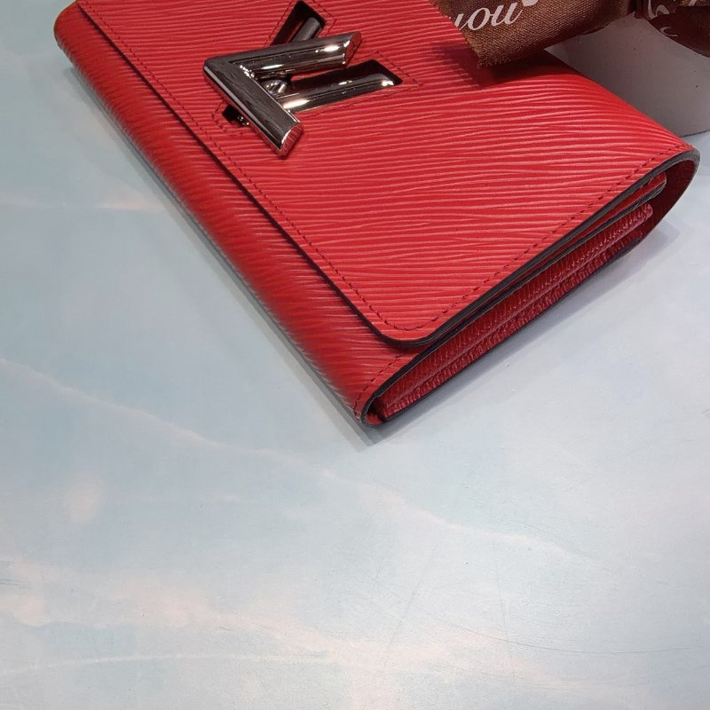 LV Twist水波紋皮革紅銀扣鎖長夾-9