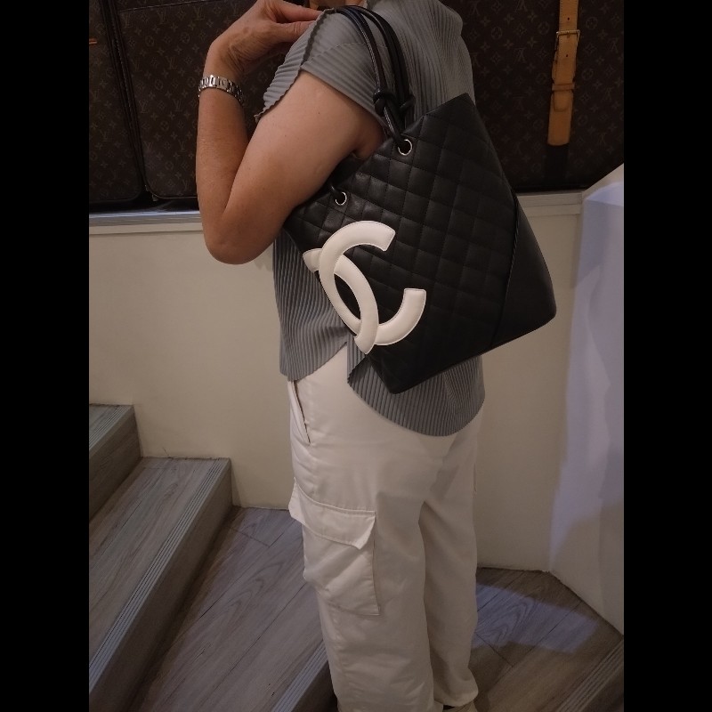 Chanel 黑底白雙C中號康朋托特包-2