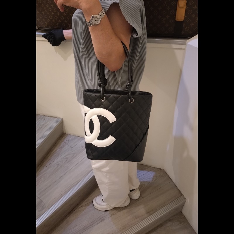 Chanel 黑底白雙C中號康朋托特包-5