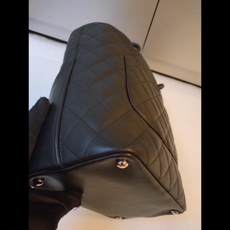 Chanel 黑底白雙C中號康朋托特包-9