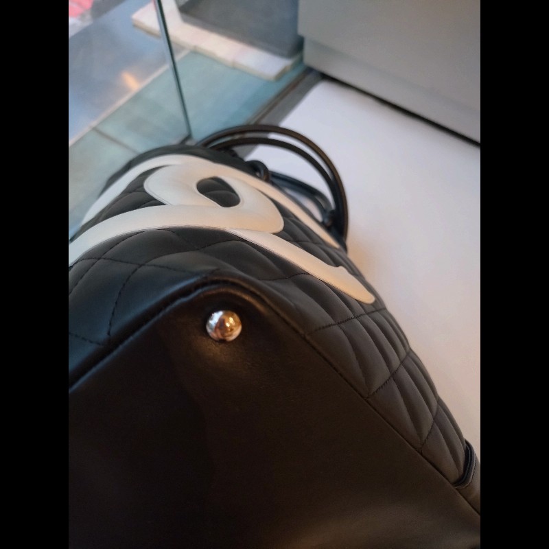 Chanel 黑底白雙C中號康朋托特包-10