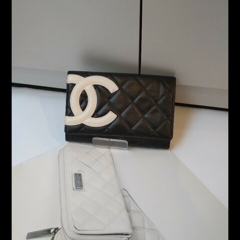 Chanel 黑底白雙C中夾