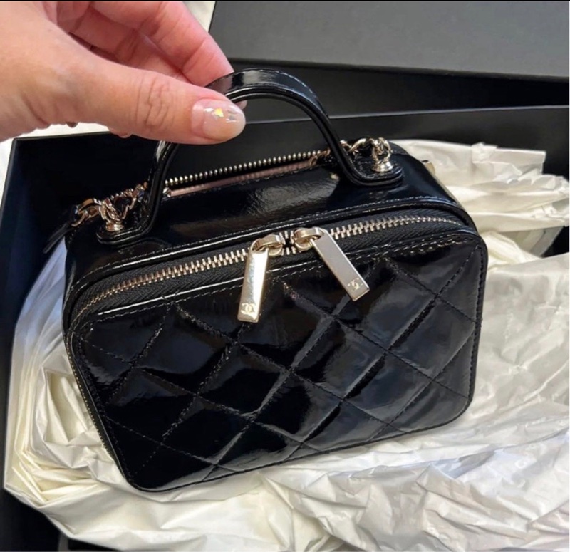 CHANEL❤️🔥全網最低價 🪭香奈兒黑金漆皮/難買稀有/手柄盒子/相機包/粉色內裡/千金感/小廢包-1