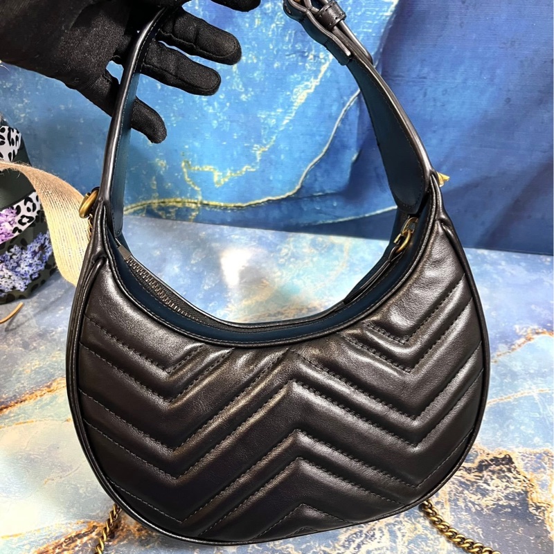 GUCCI 古馳 Marmont 絎縫牛皮鍊帶肩背/斜背彎月包(黑色)-2