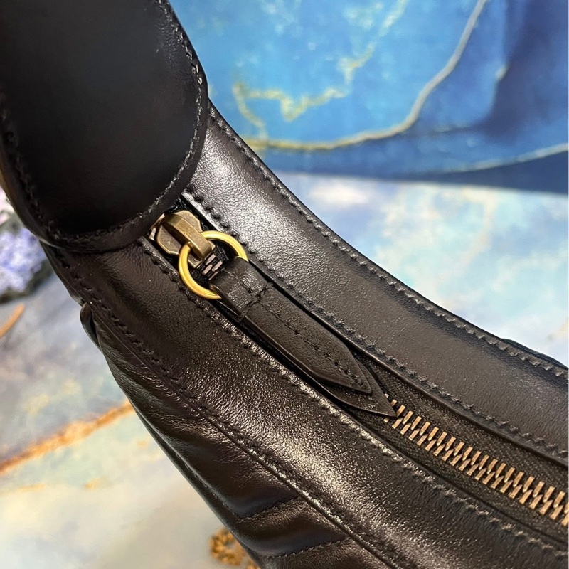 GUCCI 古馳 Marmont 絎縫牛皮鍊帶肩背/斜背彎月包(黑色)-6