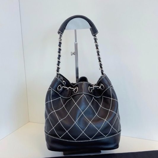 香奈兒/Chanel 牛皮小號 銀扣雙C 黑白外縫線小福袋水桶包-1
