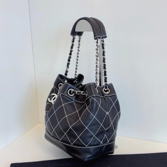 香奈兒/Chanel 牛皮小號 銀扣雙C 黑白外縫線小福袋水桶包-2