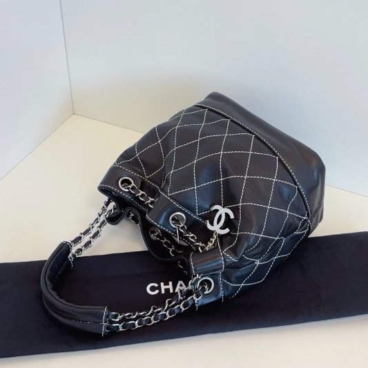 香奈兒/Chanel 牛皮小號 銀扣雙C 黑白外縫線小福袋水桶包-3