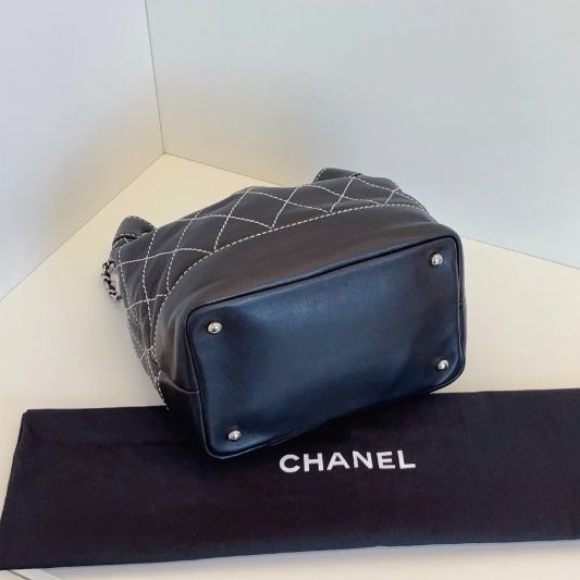 香奈兒/Chanel 牛皮小號 銀扣雙C 黑白外縫線小福袋水桶包-4