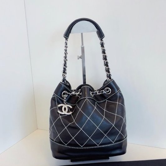 香奈兒/Chanel 牛皮小號 銀扣雙C 黑白外縫線小福袋水桶包-5