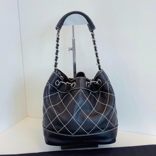 香奈兒/Chanel 牛皮小號 銀扣雙C 黑白外縫線小福袋水桶包-6