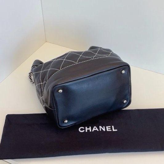 香奈兒/Chanel 牛皮小號 銀扣雙C 黑白外縫線小福袋水桶包-7