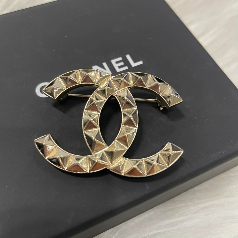 CHANEL 雙C淡金 鉚釘胸針-1
