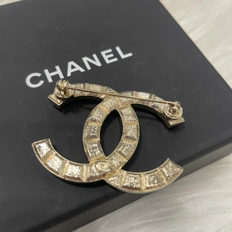 CHANEL 雙C淡金 鉚釘胸針-2